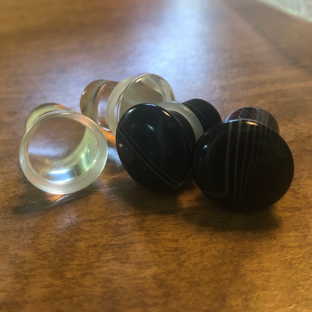 Set of glass 7/16 plugs, clear and black agate